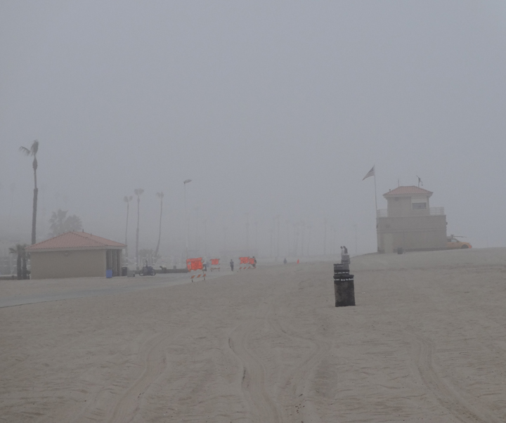 walking-strand-playa-foggy-day