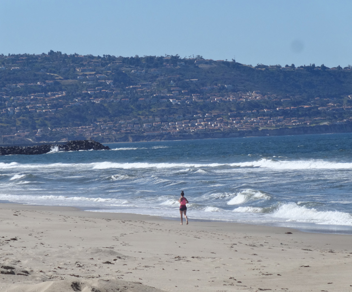 runner-windy-day-hermosa