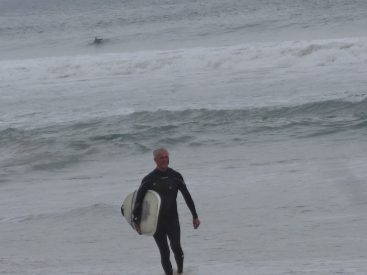 surfer-foggy-day