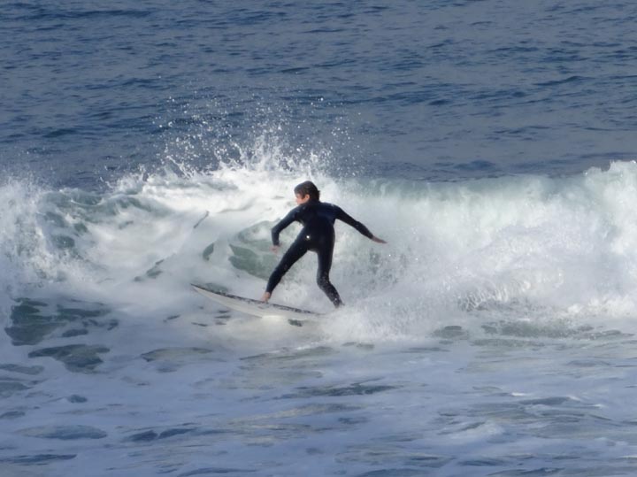 hermosa-surfer-leaning-in
