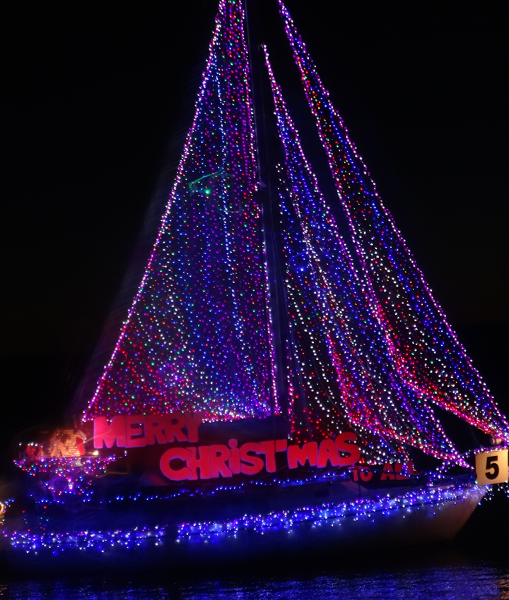 merry-christmas-boat-parade-kings-harbor