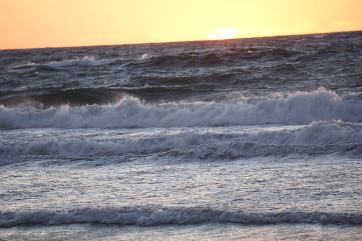 choppy-waves-at-sunset