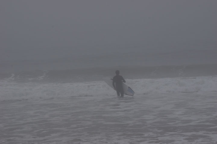surfer-heading-fog-hermosa