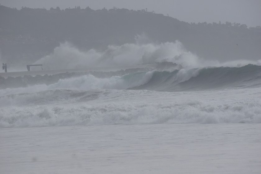 herondo-break-wall-splash-2-high-surf