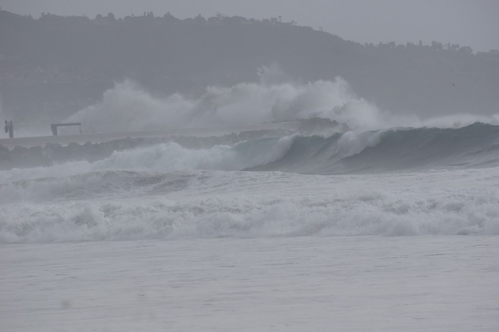 herondo-break-wall-splash-2-high-surf
