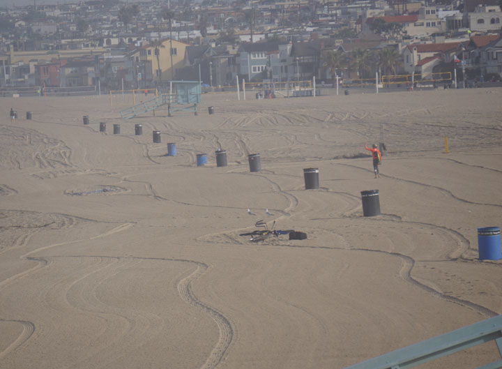surfer-saying-good-bye-sand-grooming-day-hermosa