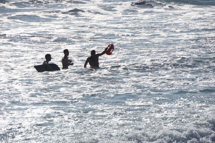 venice-lifeguard-in-water-gesturing