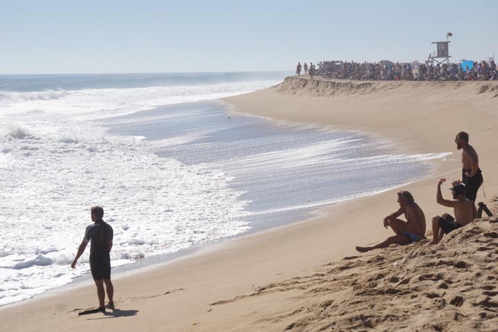 body-surfers-onlookers-wedge-newport-beach-big-swells-hurricane-marie
