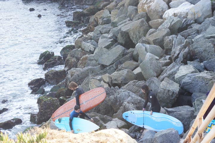 surfers-rocky-descent-steamer-lane-santa-cruz