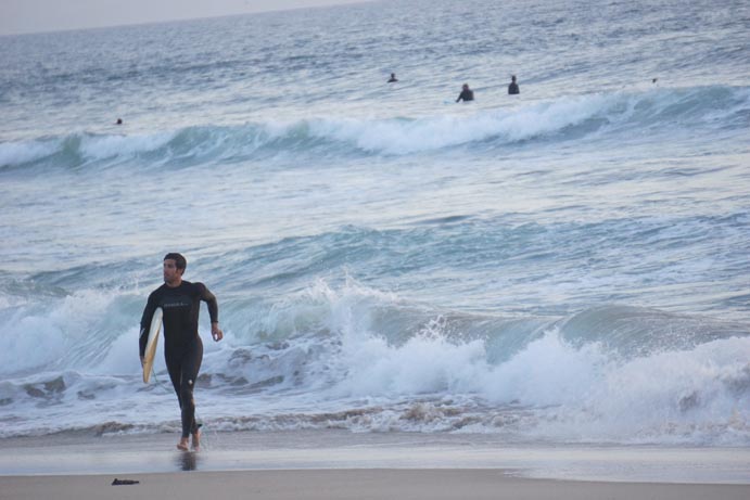 surfer-exiting-water-el-porto
