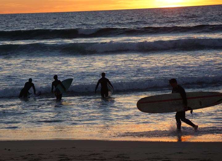 bunch-surfers-last-light-el-porto