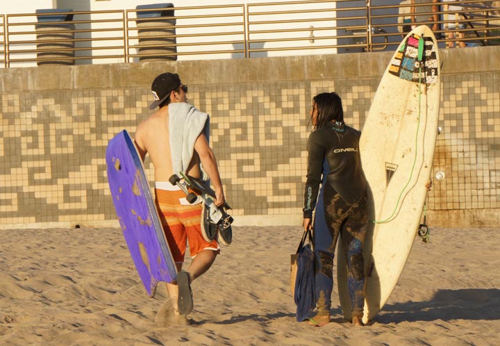 board-couple-mb-leaving-beach