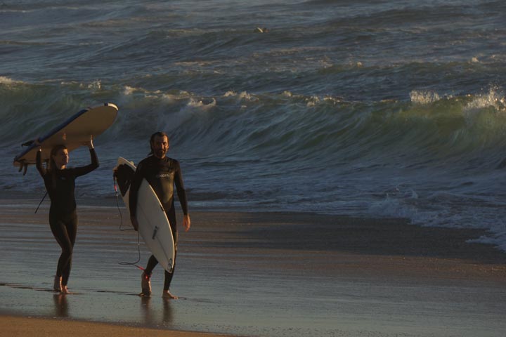 surf-couple-golden-hour-el-porto