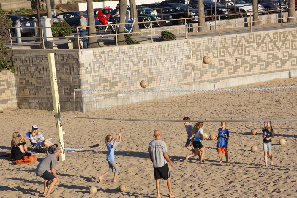 beach-volleyball-near-mb-pier