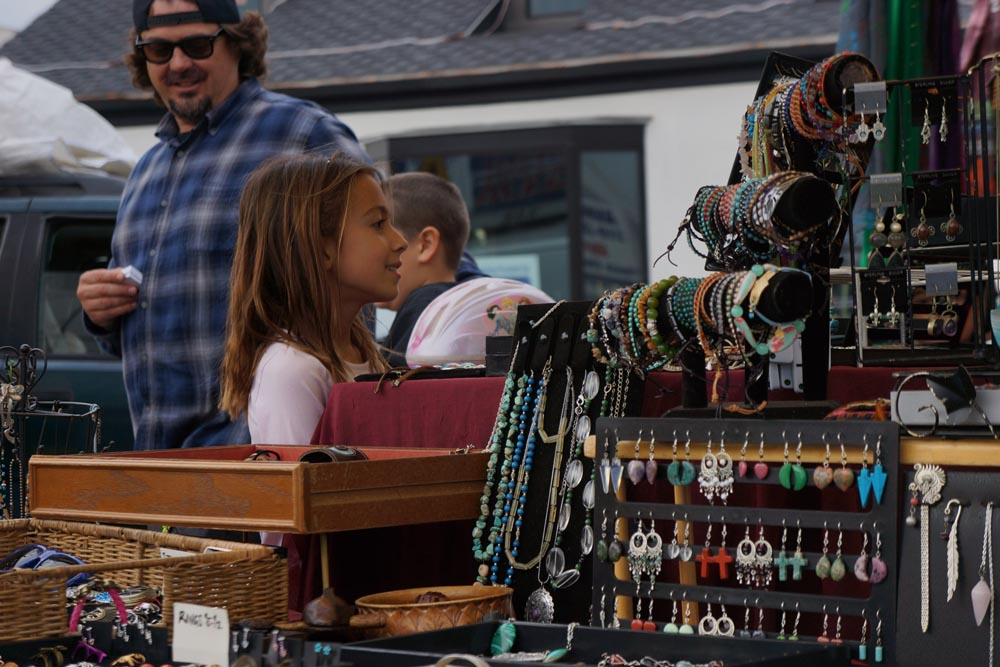 girl-jewelry-farmers-market