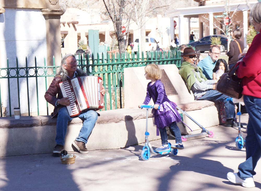 musician-plaza-santa-fe-getting-tribute