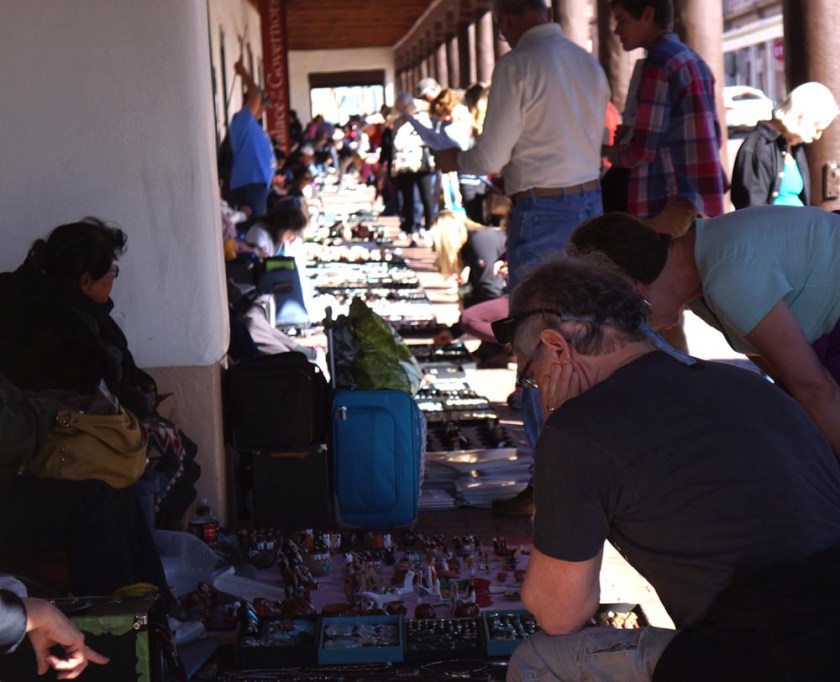 shoppers-native-american-jewelry-palace-governors-santa-fe