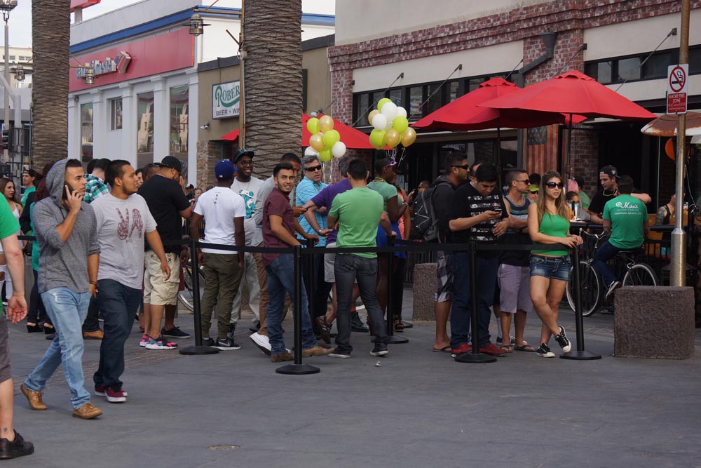 st-pattys-hermosa-bar-line