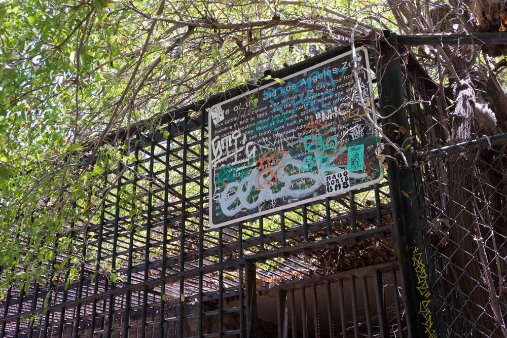 old-zoo-sign