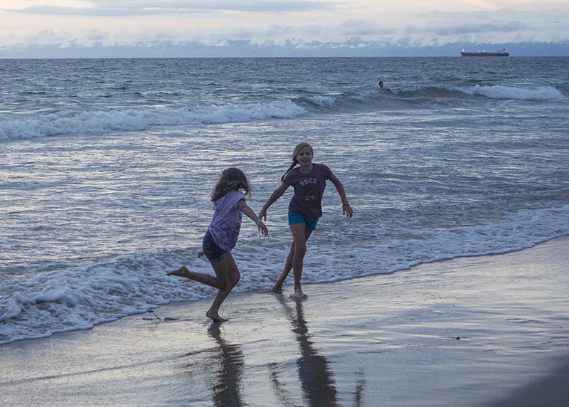 girls-beach-twilight-hermosa
