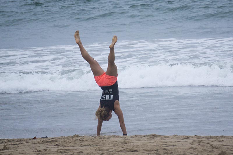 hermosa-athlete-handstand-beach