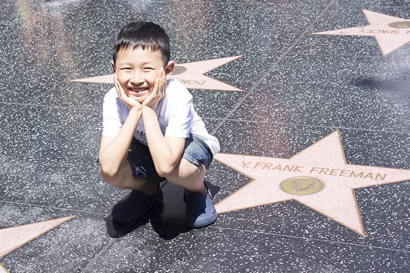 kid-posing-by-mostly-forgotten-star