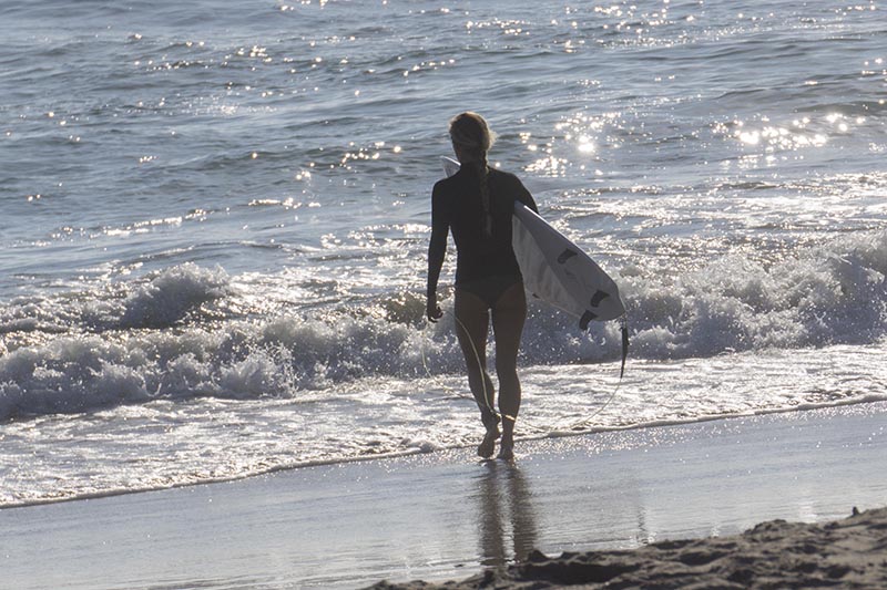 surfer-her-leash-el-porto
