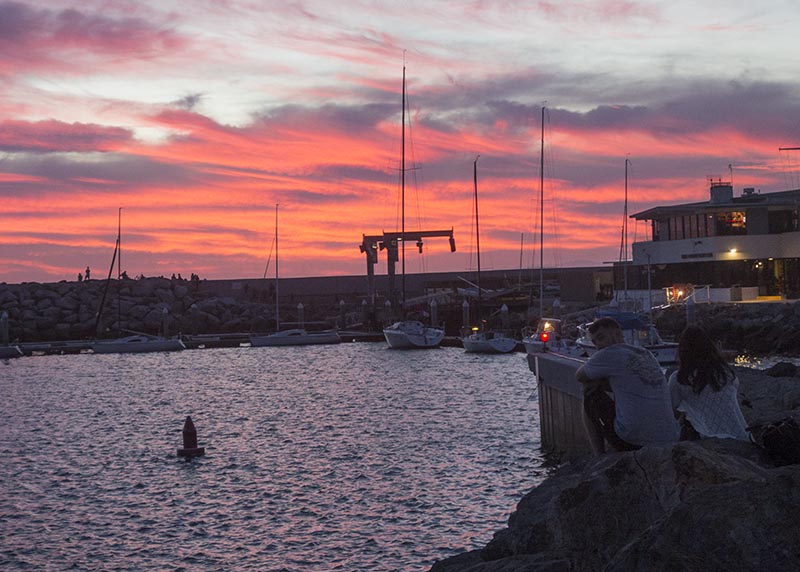 couple-watching-red-sunset-king-harbor