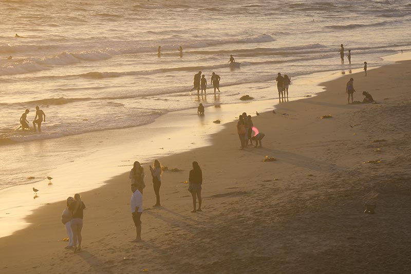 golden-beachgoers-hb