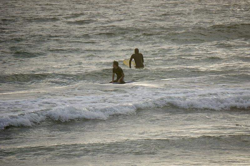 surfers-waiting-cloudy-evening-el-porto-aug