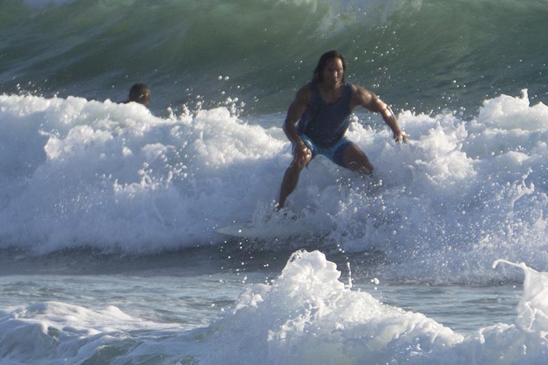 el-porto-surfer-crouching-wave-sept-fri