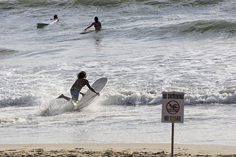 mb-surfer-diving-in-oct