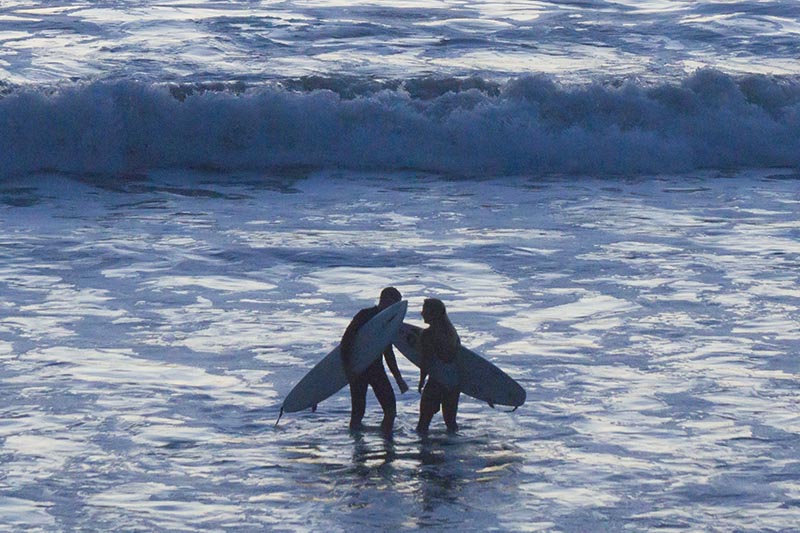 surfer-tete-tete-manhattan-beach-twilight-oct