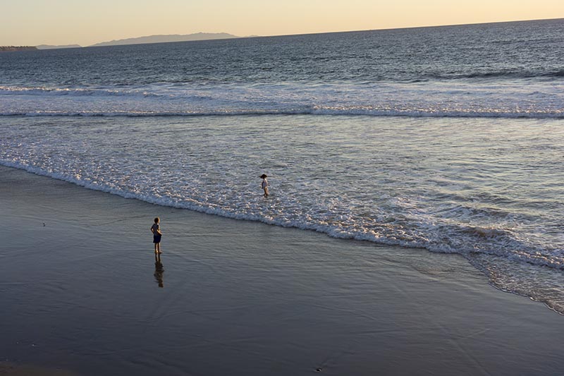 golden-light-mb-nov-beach-goers