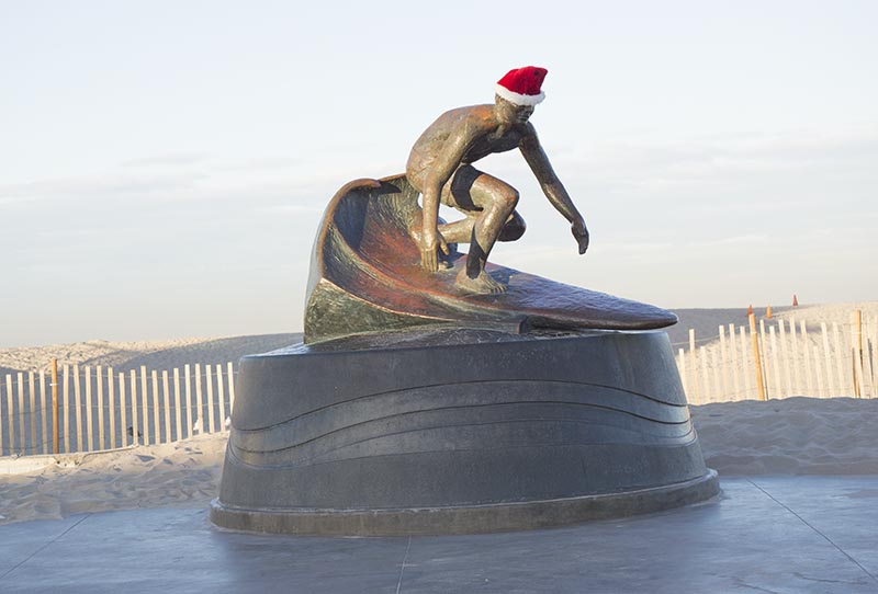 festive-surf-statue-after-christmas-hermosa-dec