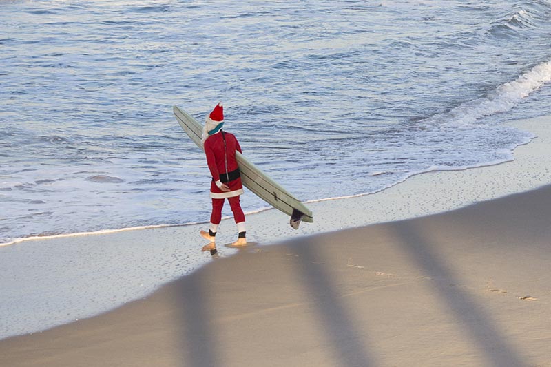 santa-entering-water-hermosa-dec