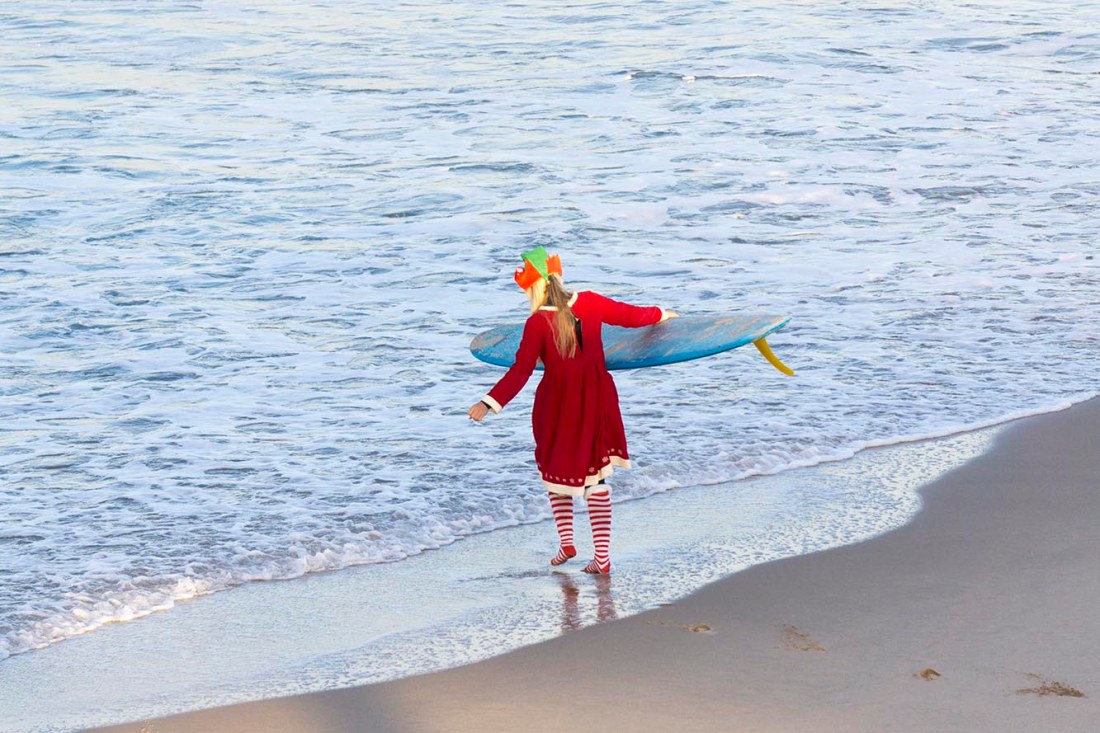 santas-helper-with-board-hermosa-dec