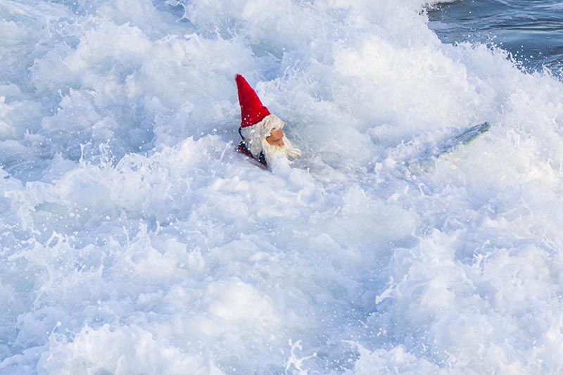 surfing-santa-covered-foam-dec-hermosa-pier