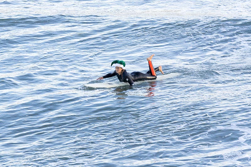 surfing-santa-helper-hermosa-beach-dec