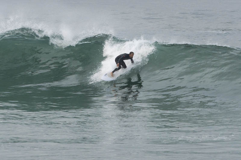 hermosa-surfer-leaning-in-jan-morning