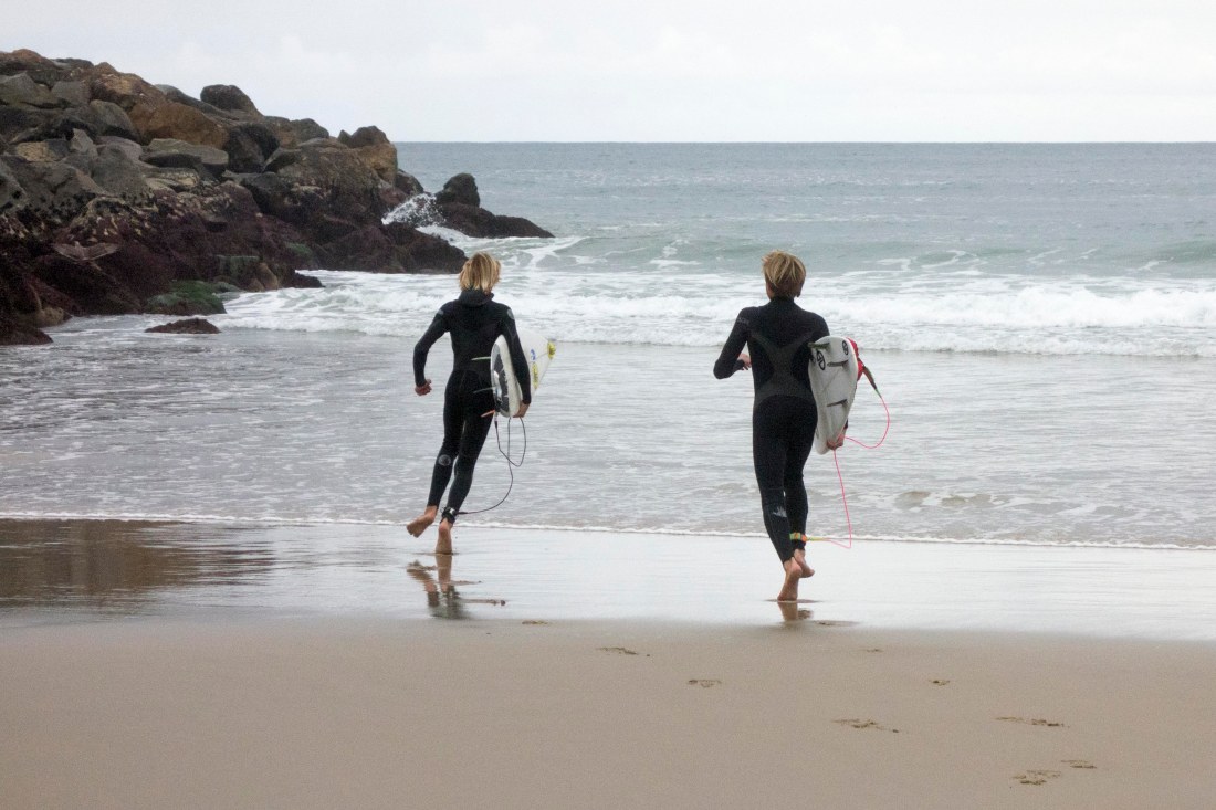 running-for-waves-redondo-breakwall-jan