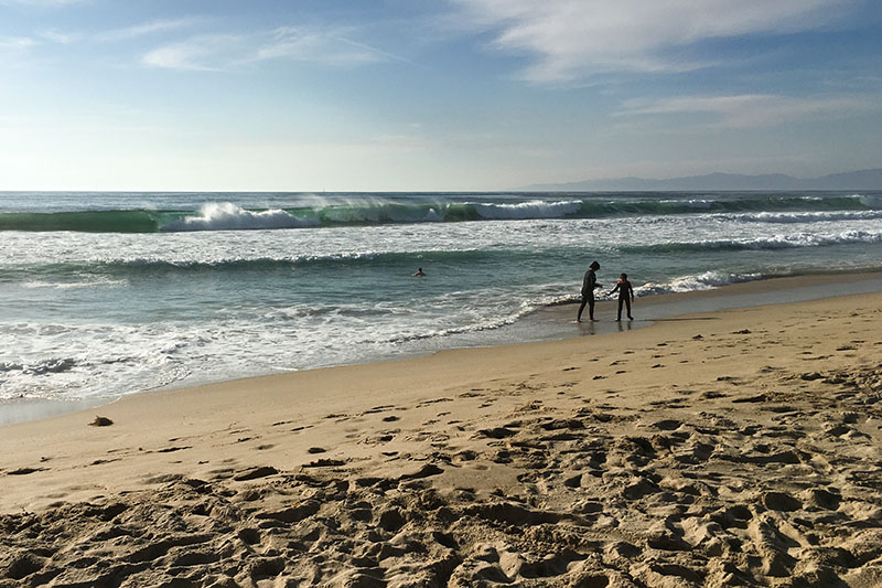 beachgoers-bright-winter-day-hermosa
