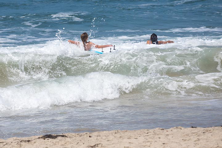 surfer-girls-diving-in-el-porto-aug-morning